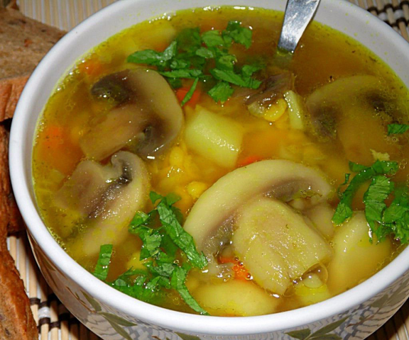 Гороховий суп з куркою та грибами